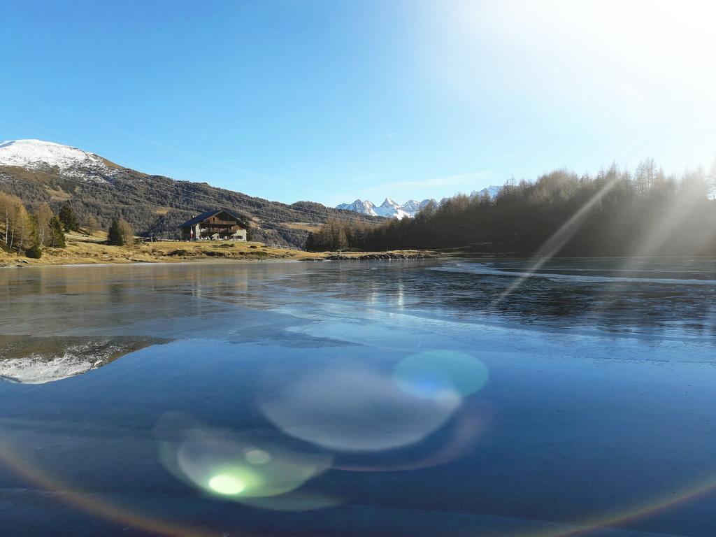 Rifugio Al Lago Del Mortirolo In Inverno Raggiungibile Solo A Piedi Monno Eksteriør billede