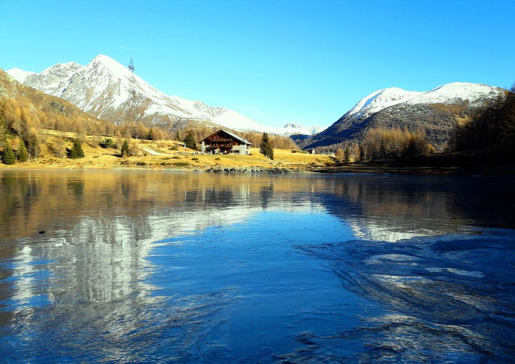 Rifugio Al Lago Del Mortirolo In Inverno Raggiungibile Solo A Piedi Monno Eksteriør billede