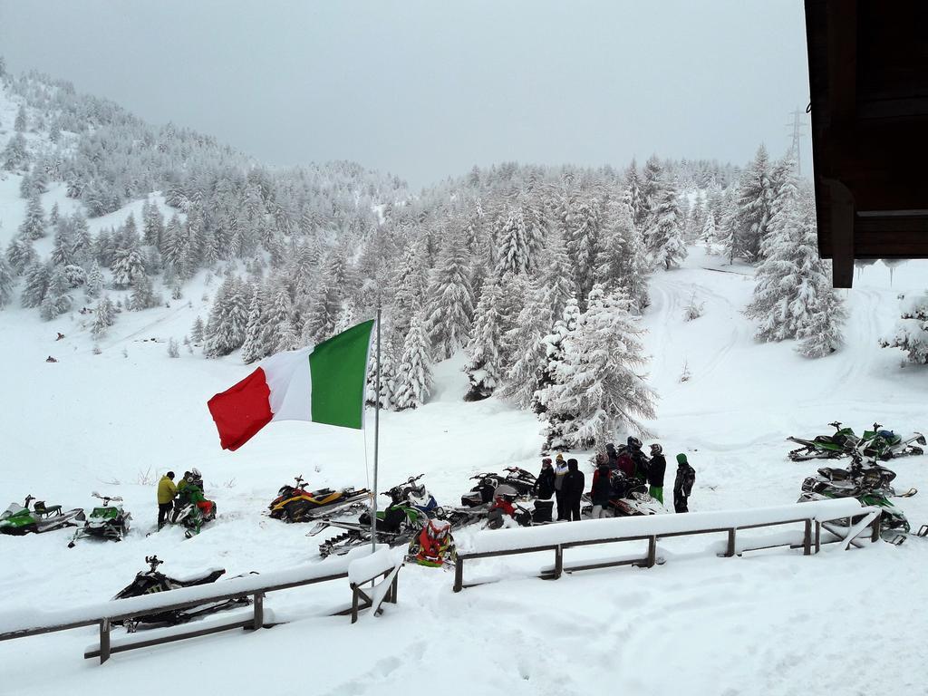 Rifugio Al Lago Del Mortirolo In Inverno Raggiungibile Solo A Piedi Monno Eksteriør billede