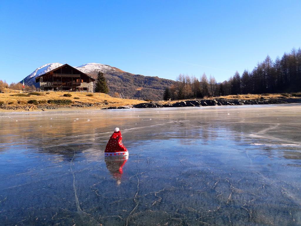 Rifugio Al Lago Del Mortirolo In Inverno Raggiungibile Solo A Piedi Monno Eksteriør billede