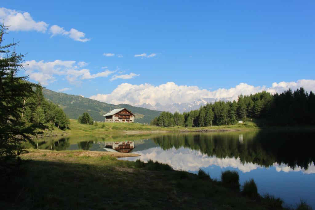 Rifugio Al Lago Del Mortirolo In Inverno Raggiungibile Solo A Piedi Monno Eksteriør billede