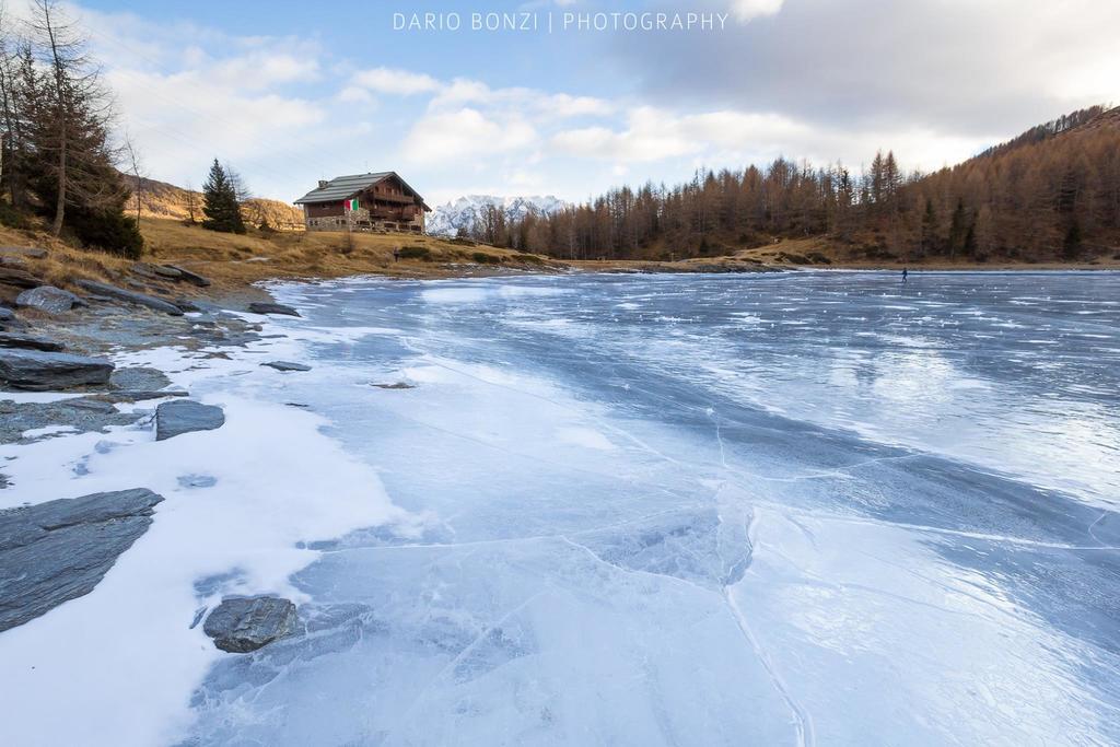 Rifugio Al Lago Del Mortirolo In Inverno Raggiungibile Solo A Piedi Monno Eksteriør billede