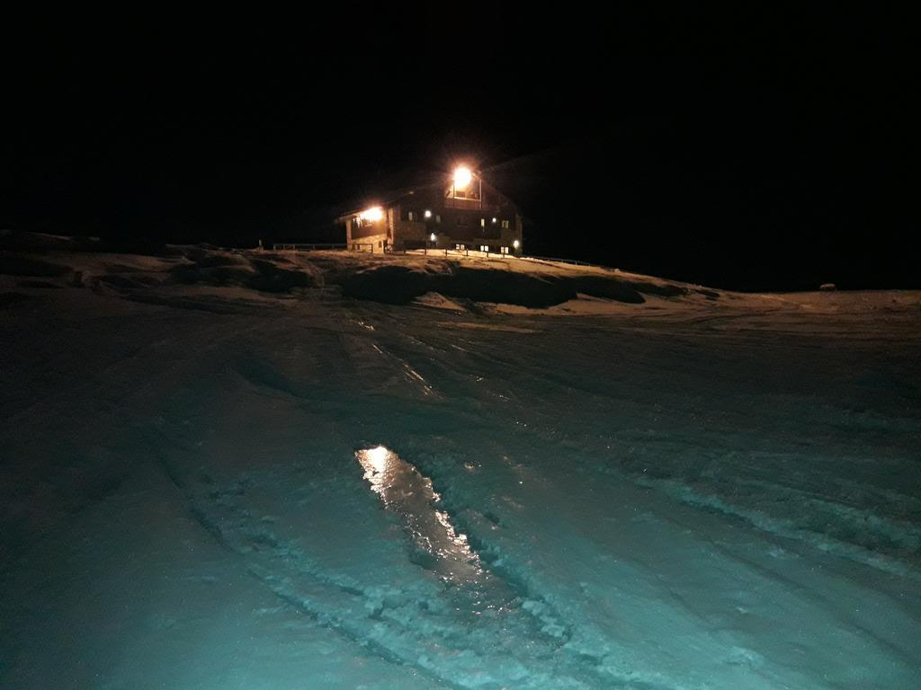 Rifugio Al Lago Del Mortirolo In Inverno Raggiungibile Solo A Piedi Monno Eksteriør billede