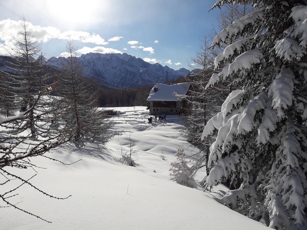 Rifugio Al Lago Del Mortirolo In Inverno Raggiungibile Solo A Piedi Monno Eksteriør billede