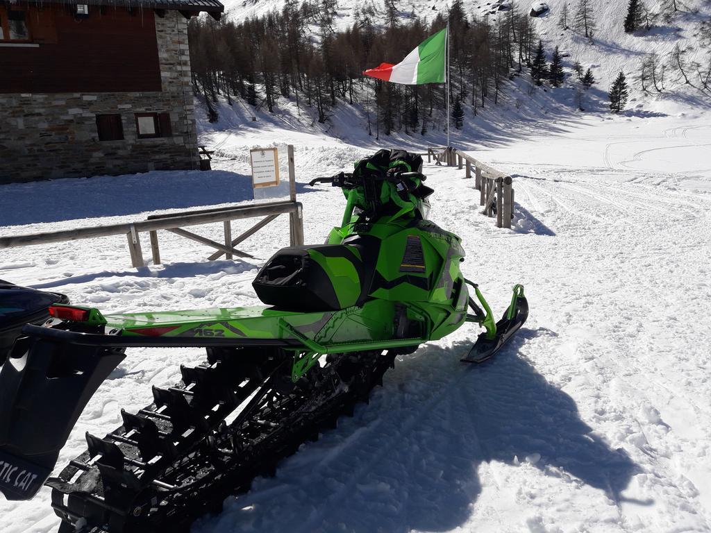 Rifugio Al Lago Del Mortirolo In Inverno Raggiungibile Solo A Piedi Monno Eksteriør billede