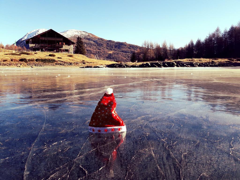 Rifugio Al Lago Del Mortirolo In Inverno Raggiungibile Solo A Piedi Monno Eksteriør billede