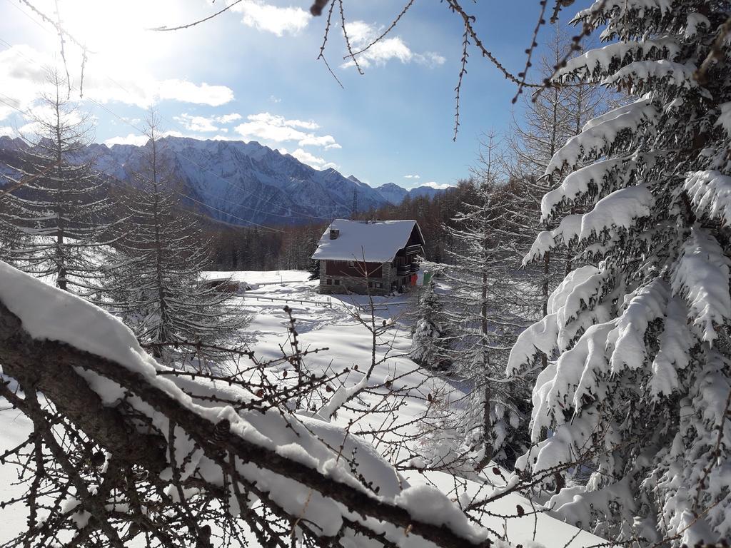 Rifugio Al Lago Del Mortirolo In Inverno Raggiungibile Solo A Piedi Monno Eksteriør billede