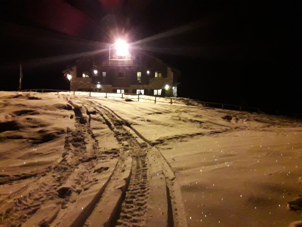 Rifugio Al Lago Del Mortirolo In Inverno Raggiungibile Solo A Piedi Monno Eksteriør billede