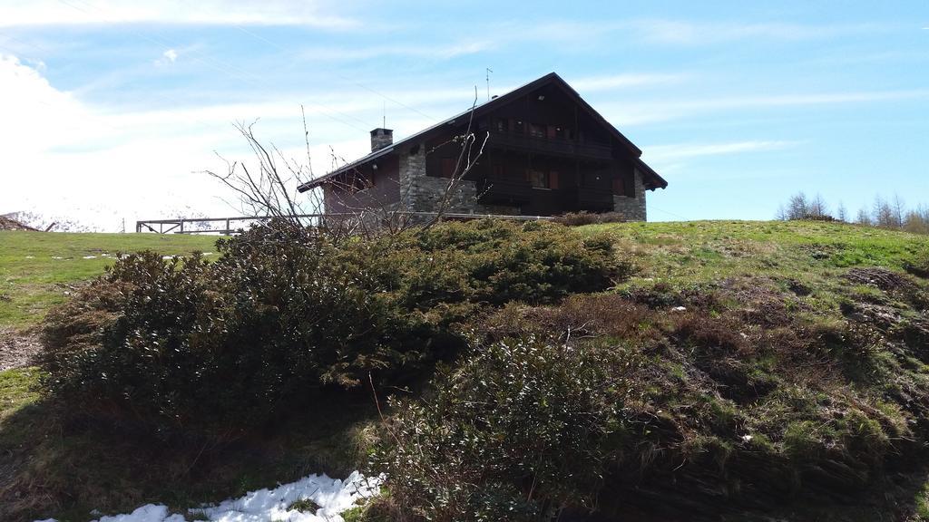 Rifugio Al Lago Del Mortirolo In Inverno Raggiungibile Solo A Piedi Monno Eksteriør billede