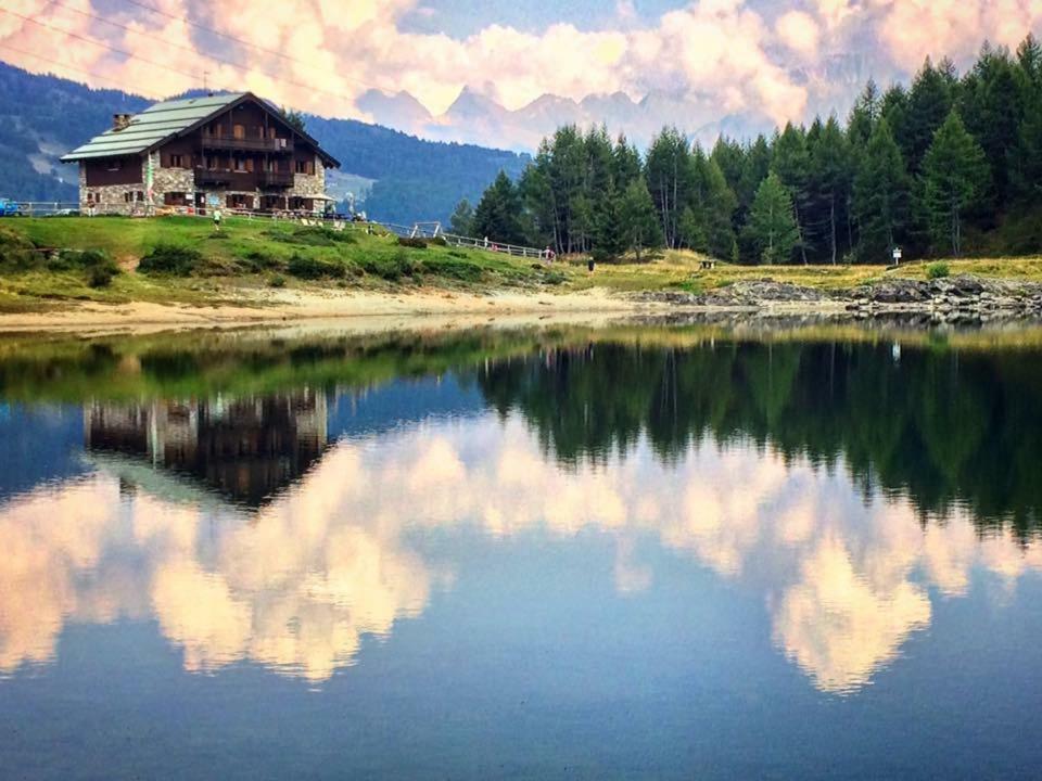 Rifugio Al Lago Del Mortirolo In Inverno Raggiungibile Solo A Piedi Monno Eksteriør billede