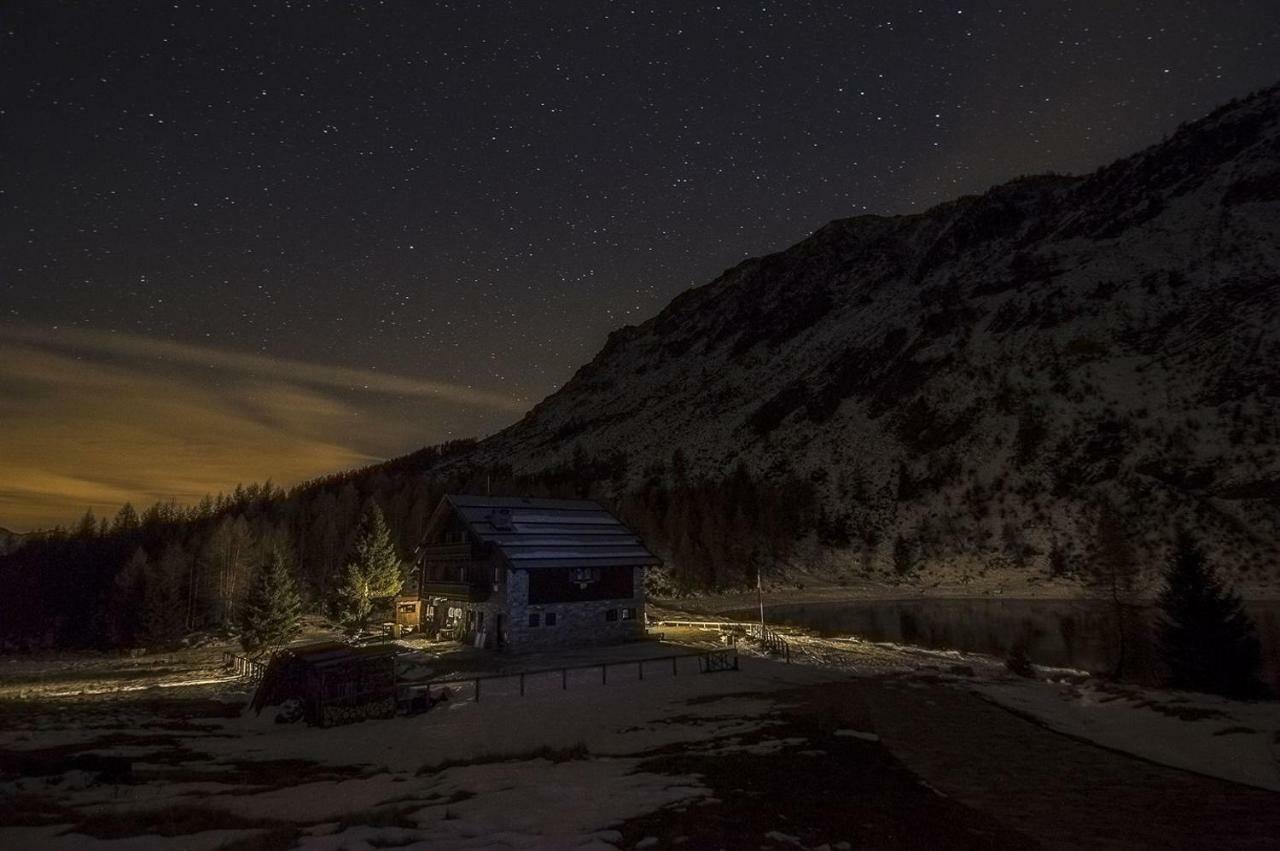 Rifugio Al Lago Del Mortirolo In Inverno Raggiungibile Solo A Piedi Monno Eksteriør billede