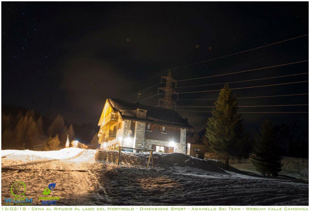 Rifugio Al Lago Del Mortirolo In Inverno Raggiungibile Solo A Piedi Monno Eksteriør billede