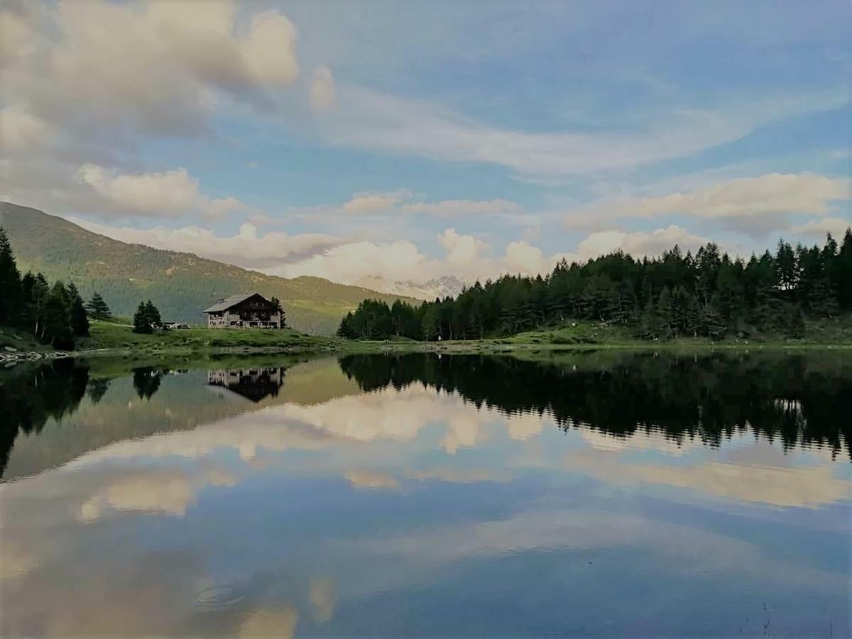 Rifugio Al Lago Del Mortirolo In Inverno Raggiungibile Solo A Piedi Monno Eksteriør billede