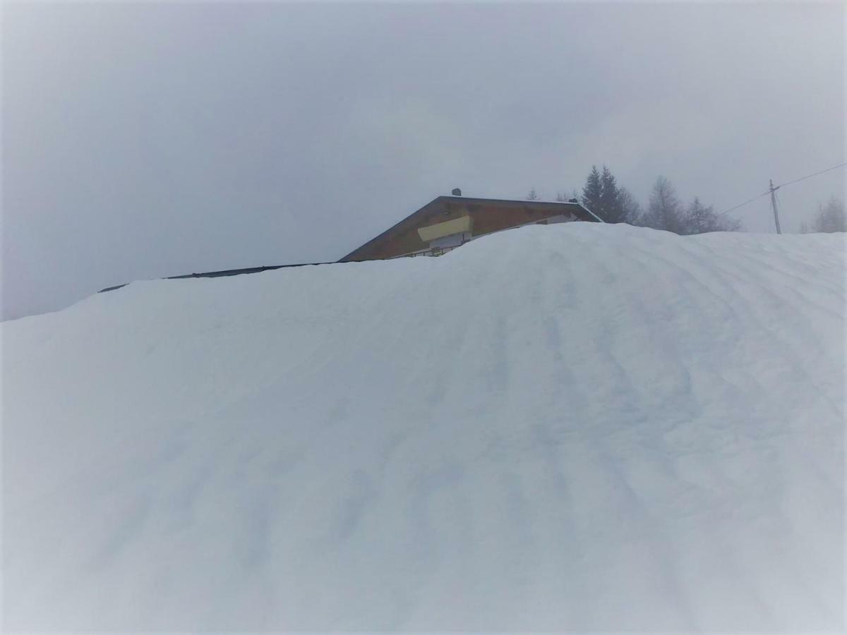 Rifugio Al Lago Del Mortirolo In Inverno Raggiungibile Solo A Piedi Monno Eksteriør billede