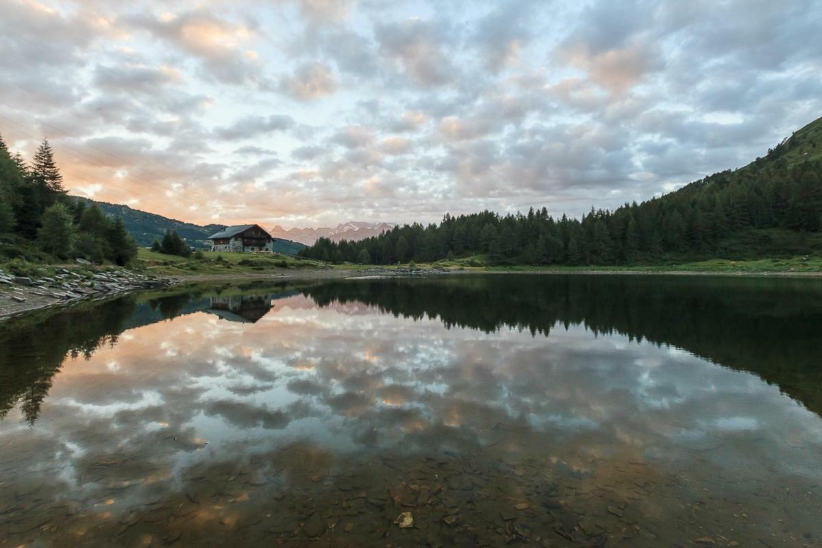 Rifugio Al Lago Del Mortirolo In Inverno Raggiungibile Solo A Piedi Monno Eksteriør billede