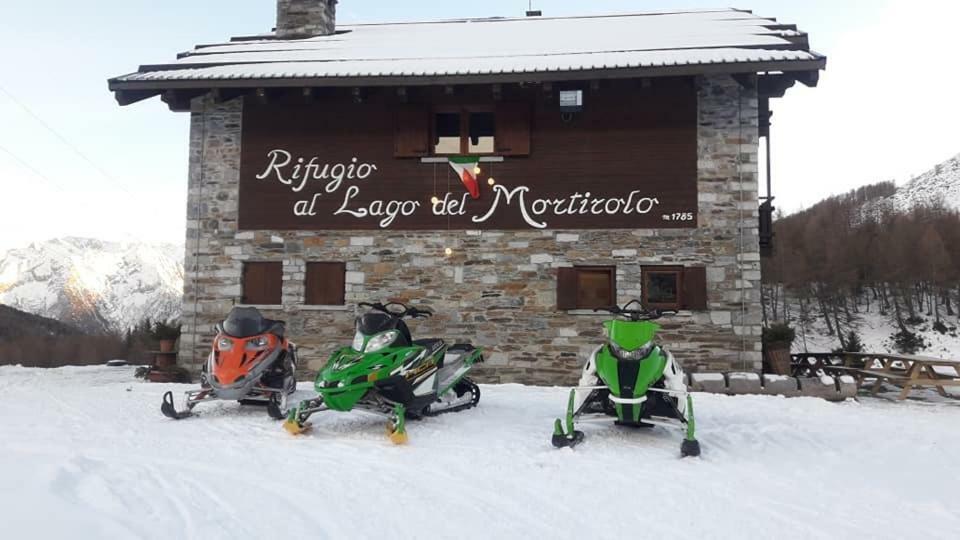 Rifugio Al Lago Del Mortirolo In Inverno Raggiungibile Solo A Piedi Monno Eksteriør billede